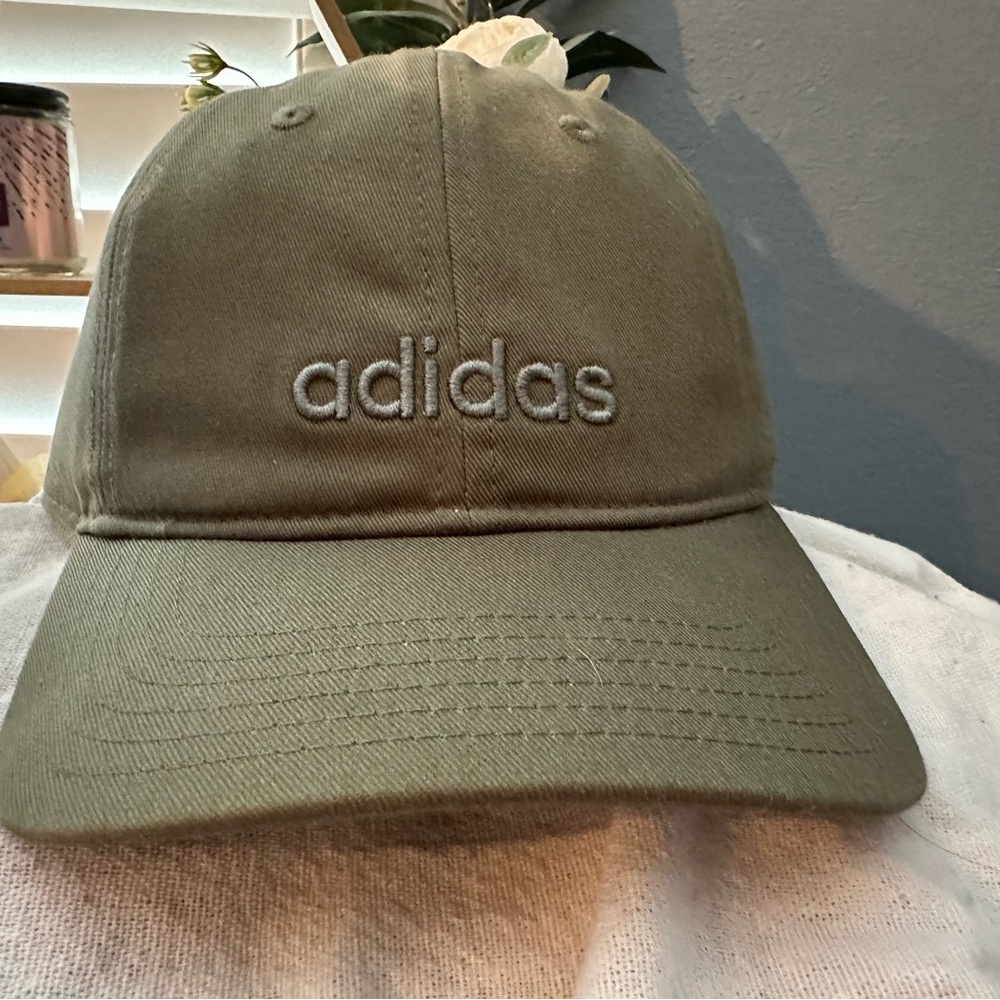 ADIDAS women’s baseball cap/hat. Khaki/hunter/army green. Brand new without tag.